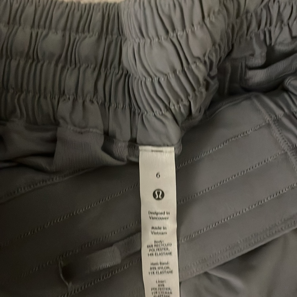 LULULEMON RHINO GREY HOTTY HOT SHORTS 2.5 - Picture 2 of 4